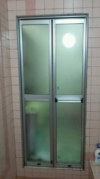 三和シャッター工業製浴室折戸VD2（20年ほど前の製品）