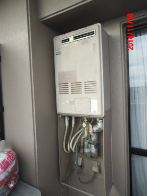 既設の暖房給湯器はいわゆる『フルサイズ＝給湯器の高さが75cm』の暖房給湯器