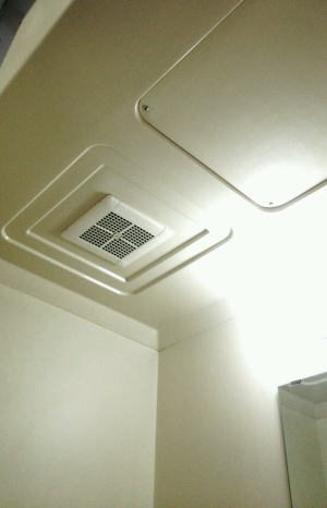 既設の天井埋め込み型換気扇（メーカー不明）