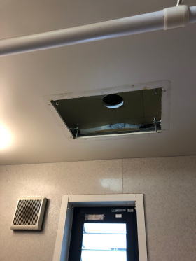 浴室内機は専用の天井取付枠を使って取り付けました